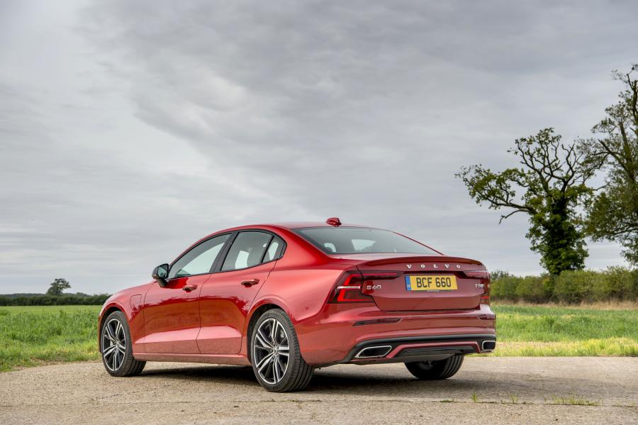  Volvo S60 T8 R-Design 2019 года  (UK) (фото 18 из 40)